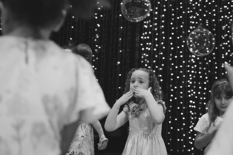 Criança sorrindo durante o ensaio