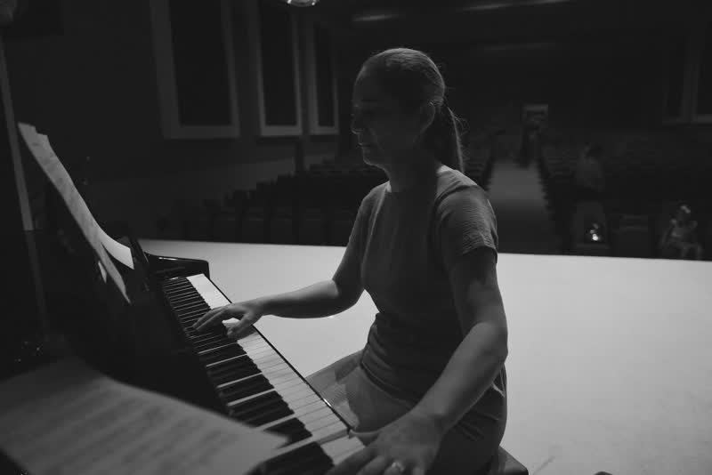 Mãos no teclado do piano