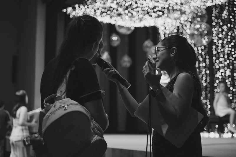 Professora cantando com uma aluna