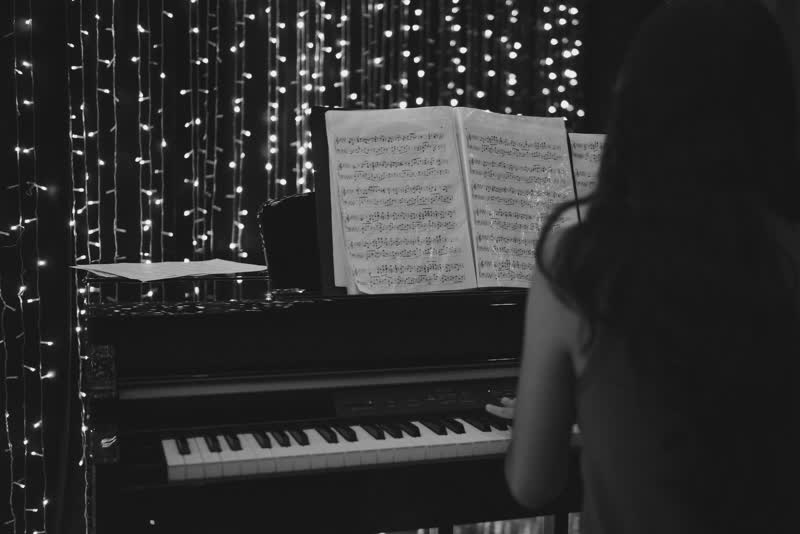 Partitura aberta sobre o piano