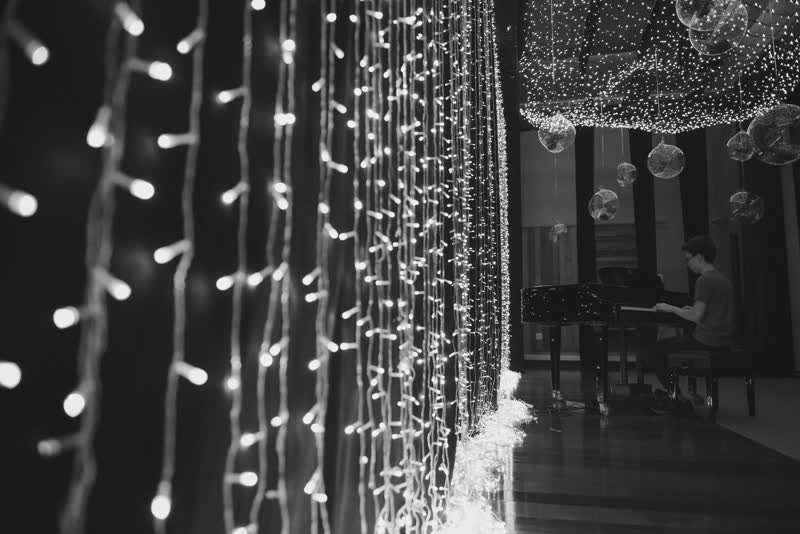 Cortina de luzes e teto iluminado do palco