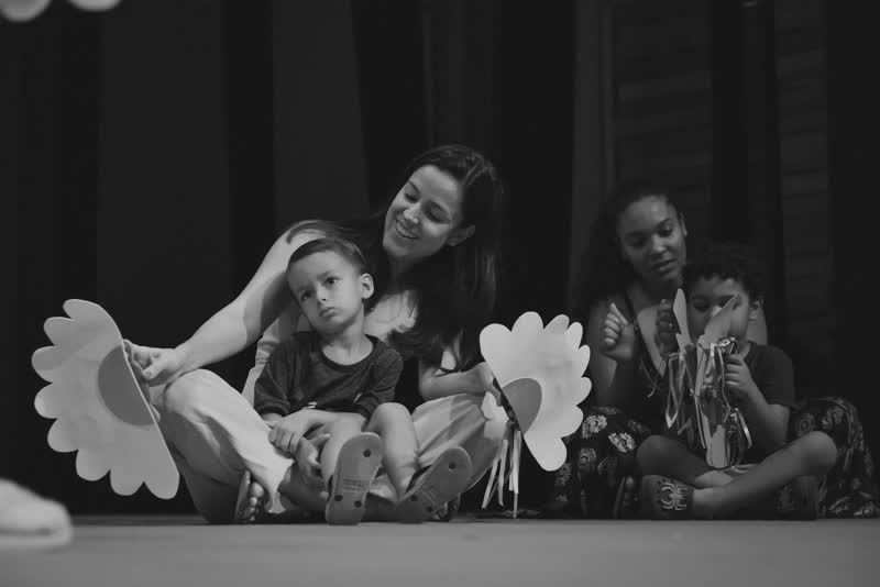 Mães e filhos em atividade musical