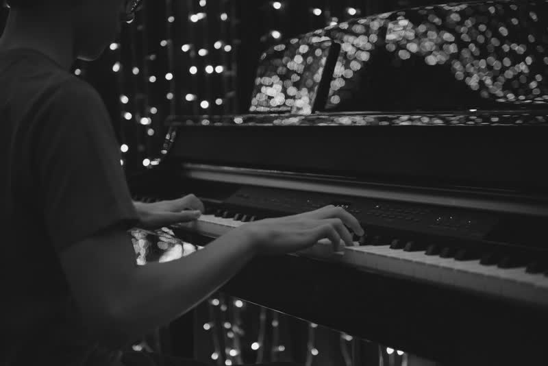 Palco com luzes e piano