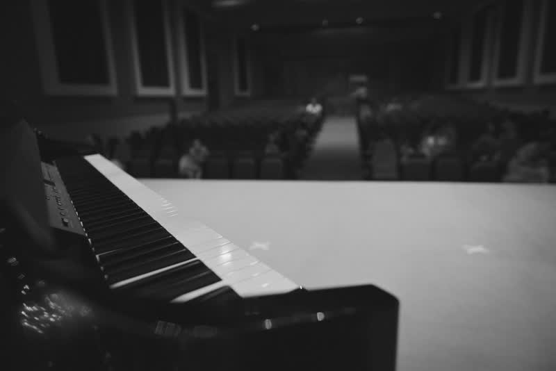 Detalhe do piano no palco